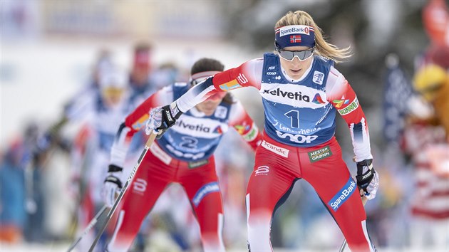 Therese Johaugov v ele vodn etapy Tour de Ski v  Lenzerheide, za n Heidi Wengov.