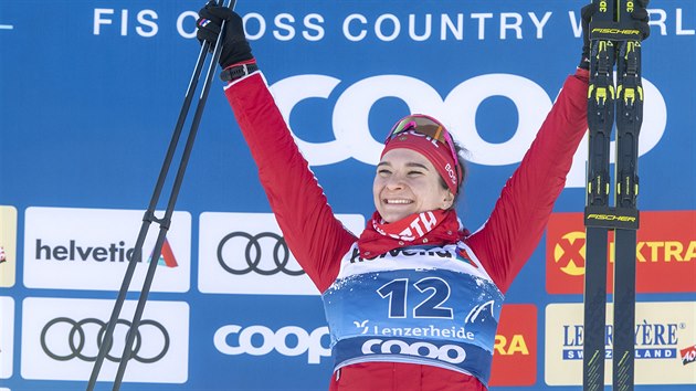 Rusk bkn na lych Natalja Nprjajevov vedla po sprintu v Lenzerheide prbn poad Tour de Ski.