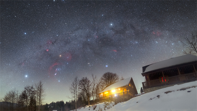 Astronomickým snímkem dne pro Druhý svátek vánoční je podle americké NASA hvězdné nebe nad slovenskou zasněženou Oravou.