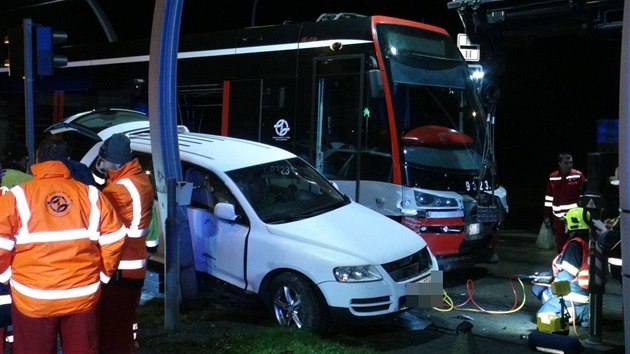 Na pražském Barrandově se střetlo auto s tramvají. (20. prosince 2019)