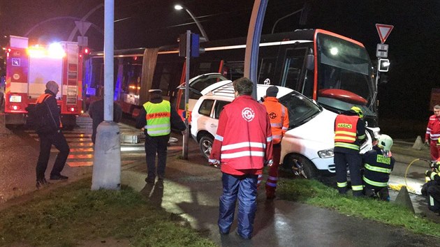 Na praskm Barrandov se stetlo auto s tramvaj. (20. prosince 2019)