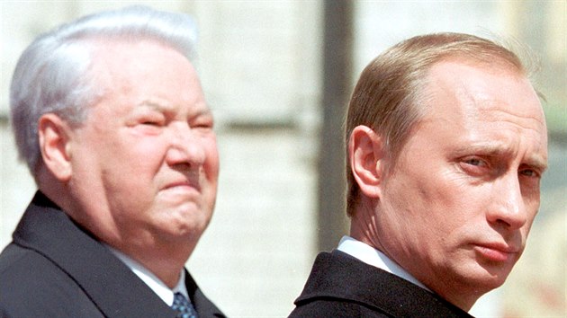 Prvn rusk prezident Boris Jelcin (vlevo) stoj po boku svho nstupce Vladimira Putina na snmku ze 7. kvtna 2000 v Moskv.