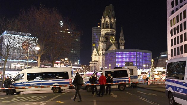 Nmeck policie preventivn evakuovala lidi z vnonch trh na nmst Breitscheidplatz v Berln, kde ped temi lety tonk najel autem do davu. (21. prosince 2019)