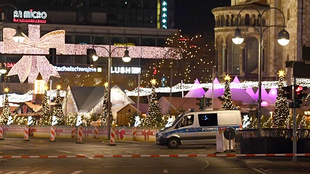 Nmeck policie preventivn evakuovala lidi z vnonch trh na nmst Breitscheidplatz v Berln, kde ped temi lety tonk najel autem do davu. (21. prosince 2019)