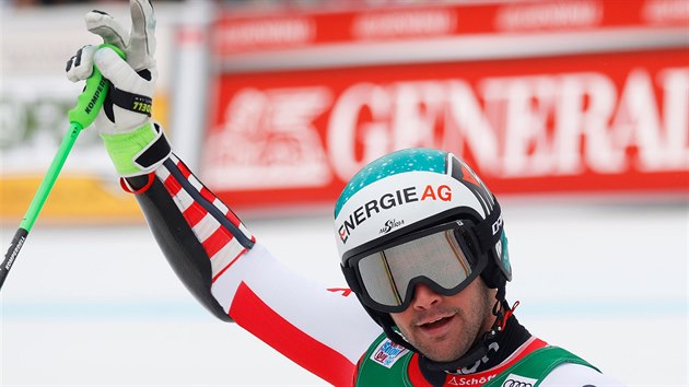 Rakousk lya Vincent Kriechmayr se raduje po triumfu v superobm slalomu ve Val Garden.