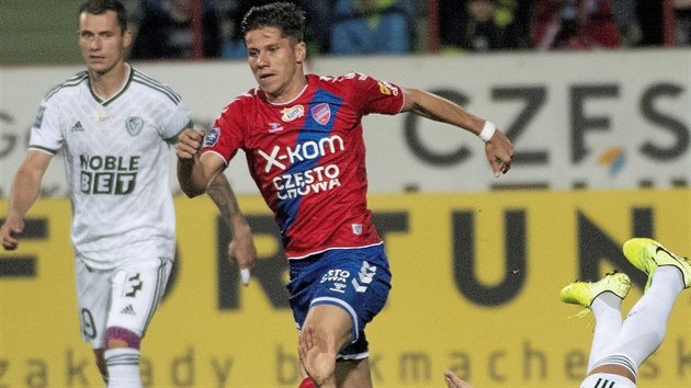 Petr Schwarz (v �erven�m) v z�pase polsk� Ekstraklasy se Slaskem Wroclaw pr�v� pro�el kolem protihr��e, kter� na souboj s �esk�m fotbalistou v barv�ch t�mu Rak�w Czestochowa doplatil p�dem.