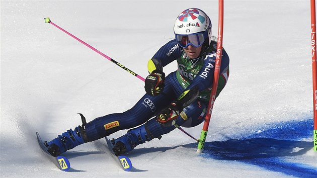 Italsk lyaka Marta Bassinov na trati obho slalomu v Lienzu.