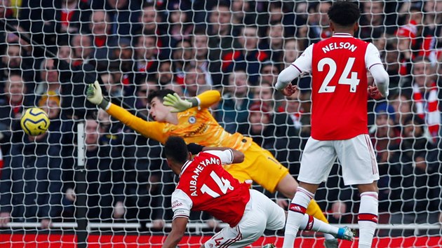 Pierre-Emerick Aubameyang  z Arsenalu otevr skre utkn s Chelsea.
