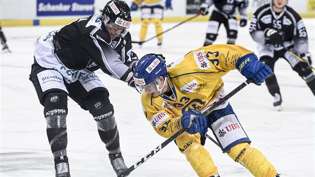 Joe Piskula (vlevo) z Turku a Yannick Frehner z Davosu ve tvrtfinle Spengler Cupu.