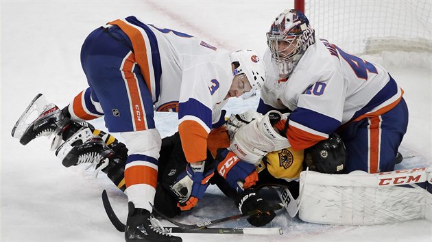 David Pastrk z Bostonu se ocitl pod Adamem Pelechem a brankem Semjonem Varlamovem z NY Islanders.