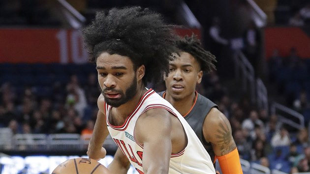 Coby White (vlevo) z Chicaga piel o m, kdy se ocitl pod tlakem Wese Iwunda z Orlanda.