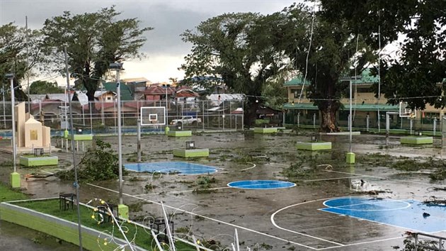 Dneska nehrajeme. Pro Filipnce je basketbal sportem slo jedna, dva a ti. Ale obas kurty osi i tady. ivot ve vchodoasijskm souostrov zastavil tajfun Phanfone. Hit pln vtv ve mst Tanauan lecm na ostrov Leyte. (25. prosince 2019)