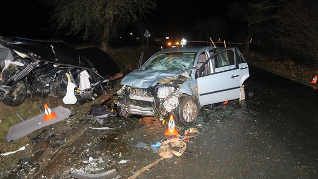 Tragick nehoda na Domalicku. Bhem stetu dvou osobnch vozidel zemela sedmnctilet dvka.