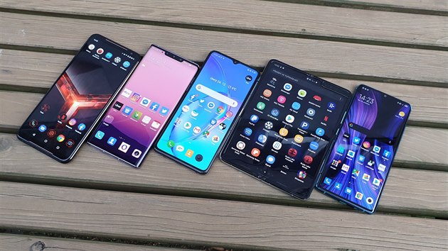 pikov smartphony zvru roku 2019: Asus ROG Phone, Huawei Mate 30 Pro, Realme X2 Pro, Samsung Galaxy Fold a Xiaomi Mi Note 10