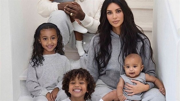 Kanye West, Kim Kardashianová a jejich děti North, Saint, Chicago a Psalm (17. prosince 2019)