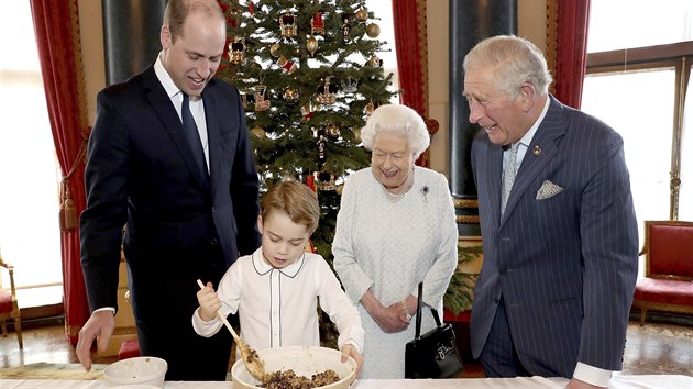 Princ William, princ George, královna Alžběta II. a princ Charles při přípravě vánočního pudinku v hudebním salonu Buckinghamského paláce (2019)