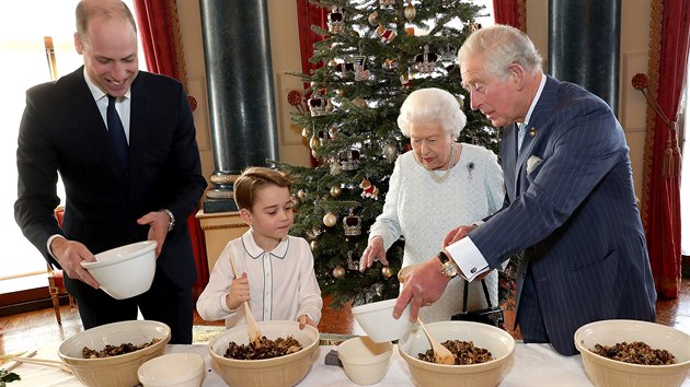 Princ William, princ George, královna Alžběta II. a princ Charles při přípravě vánočního pudinku v hudebním salonu Buckinghamského paláce (2019)