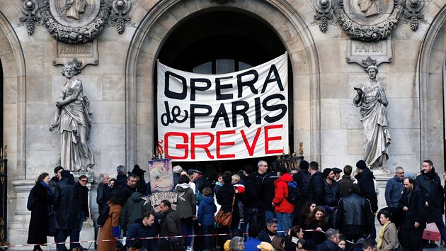 Na budov pask opery Garnier se bhem protest proti dchodov reform objevil npis "pask opera stvkuje". (27. prosince 2019)