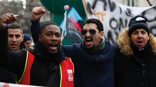 Ve Francii ji vce ne dvacet dn probh protest proti plnovan dchodov reform. Stvka zamstnanci eleznic a paskho dopravnho podniku ochromila dopravu. (27. prosince 2019)