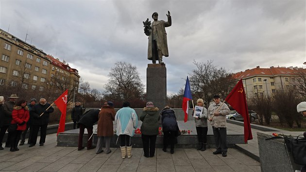 U sochy maršála Koněva Koněva v pražských Dejvicích se sešla demonstrace, která podporuje rozhodnutí radnice pomník odstranit. Navázala na ni další demonstrace, druhá skupina přišla demonstrovat Za pravdivou historii a své setkání nazvala Květiny pro Koněva ke 122. výročí jeho narození. (28. prosince 2019)