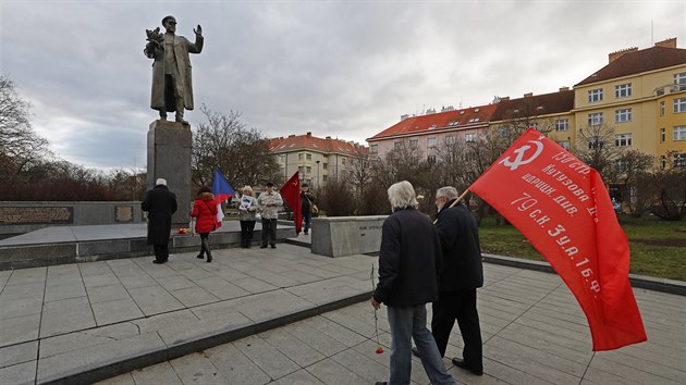 U sochy marla Konva v praskch Dejvicch se sela demonstrace, kter podporuje rozhodnut radnice pomnk odstranit. Navzala na ni dal demonstrace, druh skupina pila demonstrovat Za pravdivou historii a sv setkn nazvala Kvtiny pro Konva ke 122. vro jeho narozen. (28. prosince 2019)