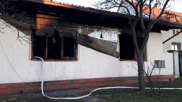 Ti hasisk jednotky v nedli asn rno zasahovaly u poru rodinnho domu v obci Bvany na Lounsku.