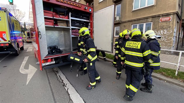 Hasii v Praze museli z hocho bytu evakuovat sedm lid i zachraovat andulku. (26. prosince 2019)