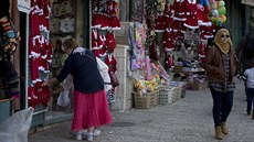 Turisté si prohlíejí pedmty v obchod se suvenýry v Betlém. (5. prosince...