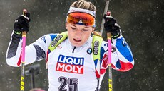Lucie Charvátová na trati hromadného závodu v Annecy