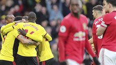 Fotbalisté Watfordu oslavují gól Ismaila Sarra v utkání proti Manchesteru...