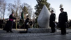 Pomocný biskup Martin David svtí monument ve tvaru slzy, který pipomíná smrt...