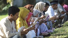 Indonésané si modlitbou připomínají oběti ničivé vlny tsunami z roku 2004. (26....