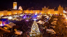 Vánoční strom je ozdobou adventních trhů na náměstí Přemysla Otakara II. v...