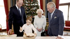 Buckinghamský palác zveřejnil fotografie královny Alžběty II. a tří následníků...