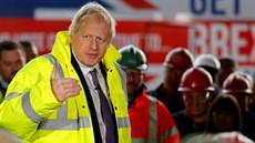 Britský premiér Boris Johnson hovoí se zamstnanci v rámci pedvolební kampan...