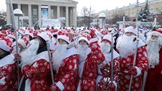Prvod lidí pevleených za Ddy Mráze v ruském mst Kemerovo (26. prosince...