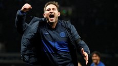 Trenér Frank Lampard slaví vítězství Cheslea na Tottenhamu.