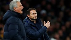 Frank Lampard, trenér Chelsea (vlevo), a José Mourinho, kou Tottenhamu bhem...