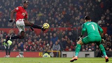 Slovenský branká� Martin Dúbravka z Newcastlu United by� proti Paulu Pogbovi...