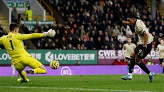 Branká� Nick Pope z Burnley inkasuje po st�ele Antohny Martiala z Manchesteru...