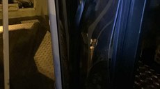 Pokozené sklo kabinky ruského kola na olomouckých vánoních trzích poté, co se...