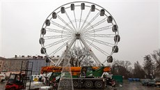 Třináct metrů vysoké ruské kolo na olomouckých vánočních trzích. (listopad 2019)