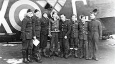 Uprost�ed v bund� pilot RAF a rodák z Kokor na P�erovsku Josef �apka (23....