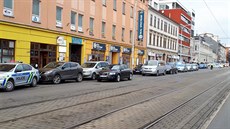 Uzavená Lidická ulice v Brn. Policisté pátrají po ozbrojeném mui.
