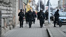 Policisté na Lidické v Brně zasahovali proti muži se zbraní. Na místě byla  i...