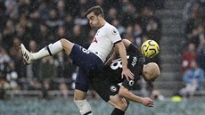 Harry Winks z Tottenhamu (vlevo) a Aaron Mooy z Brightonu bojují o mí.