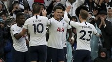 Fotbalisté Tottenhamu slaví gól, který vstelil Dele Alli.