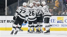 Autor gólu Martin Frk uprost�ed rozjásaného klubka hrá�� Los Angeles Kings