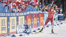 Johannes Klaebo si uívá triumf ve sprintu v Lenzerheide.