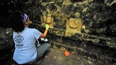 Archeoloka pracuje na mexickém naleziti Kulubá, kde objevili pozstatky více...